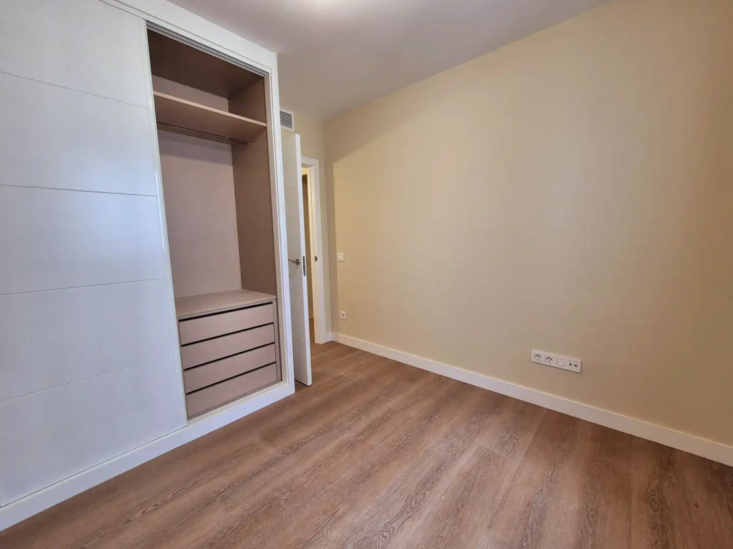 Bedroom of Flat for sale in Madrid  with Air Conditioner, Heating and Microwave