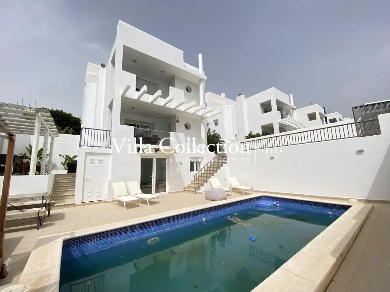 Außenansicht von Einfamilien-Reihenhaus zum Verkauf in Sant Josep de sa Talaia mit Privatgarten, Terrasse und Schwimmbad