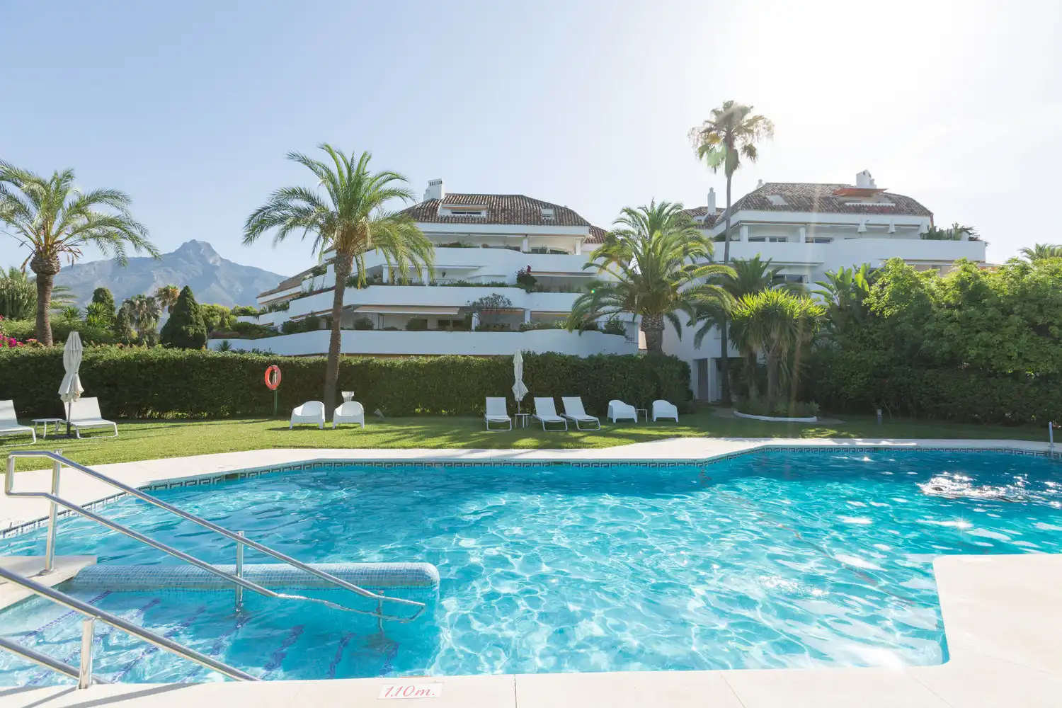Außenansicht von Wohnungen zum Verkauf in Marbella mit Klimaanlage, Privatgarten und Terrasse