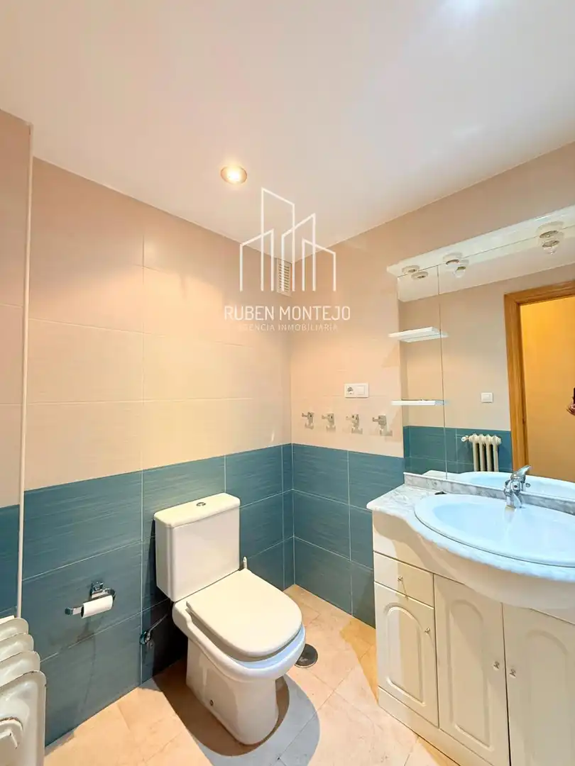 Baño de Piso de alquiler en Salamanca con Calefacción, Terraza y Horno