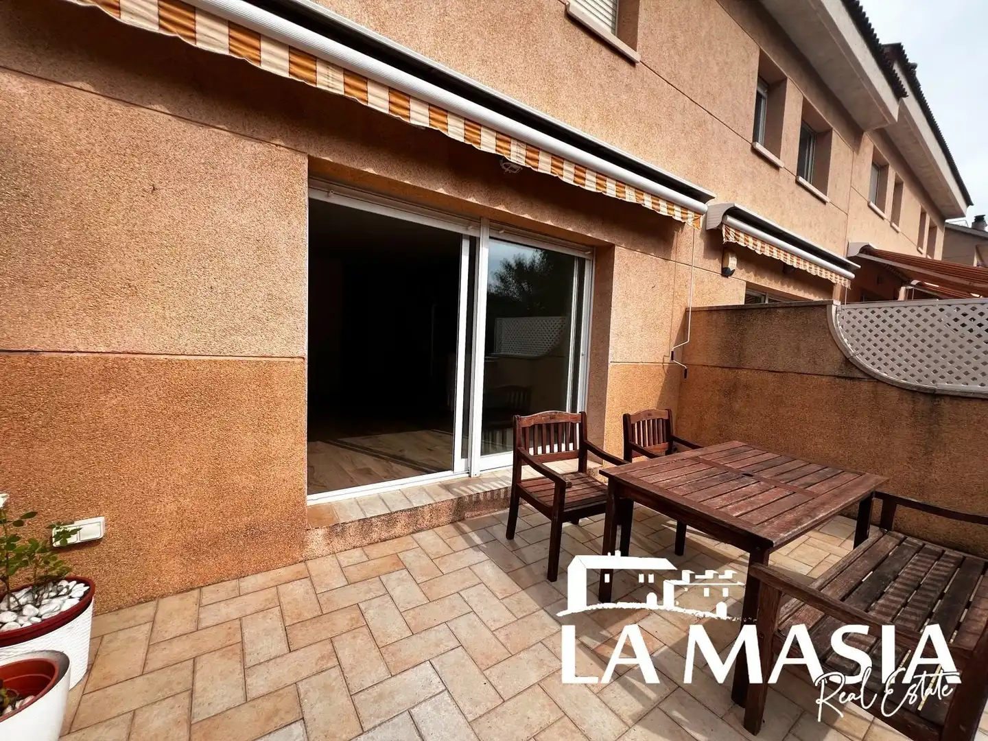 Terrasse von Einfamilien-Reihenhaus zur Miete in Sitges mit Klimaanlage, Terrasse und Gemeinschaftspool