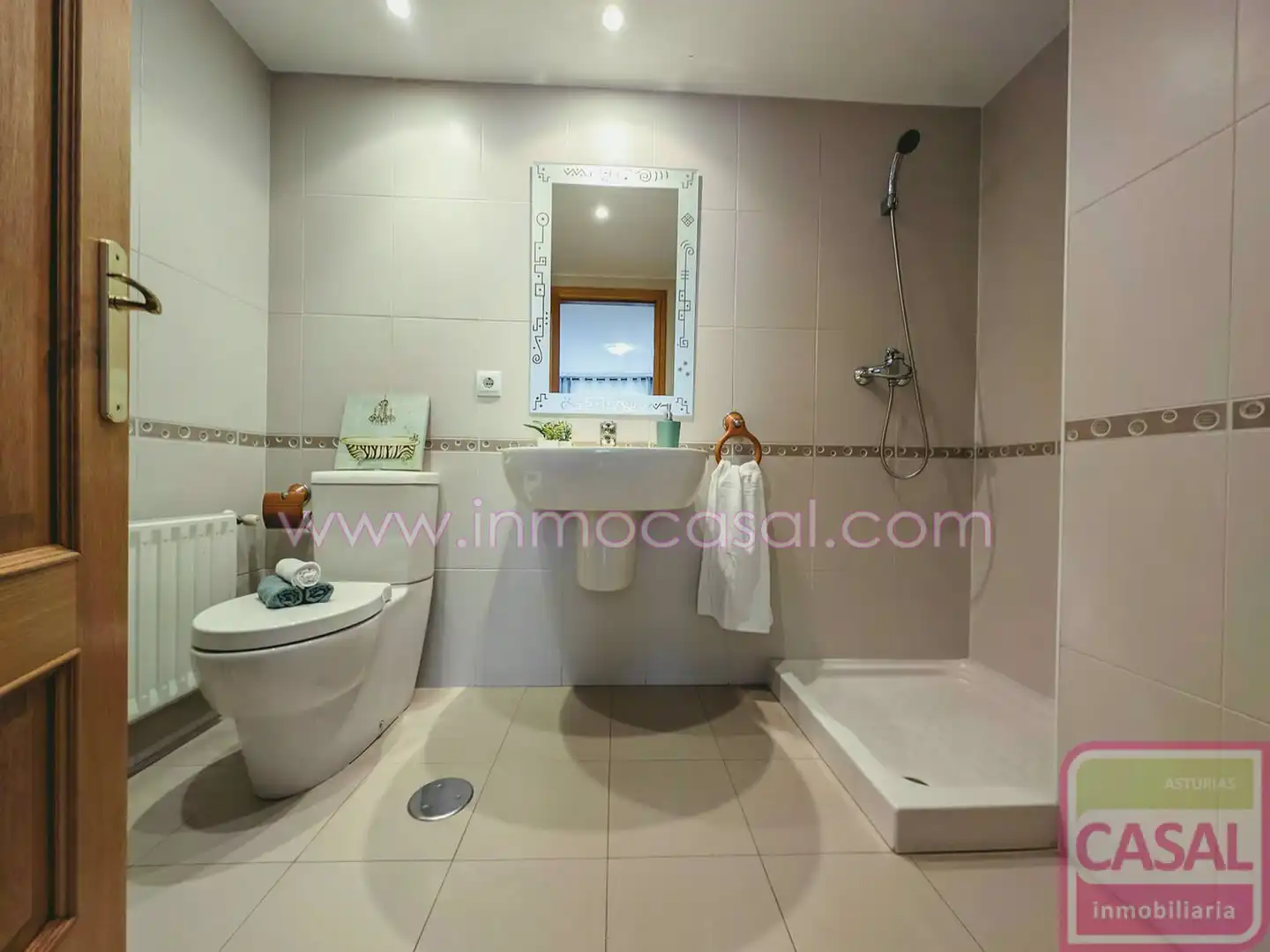 Baño de Piso en venta en Oviedo  con Calefacción, Trastero y Amueblado