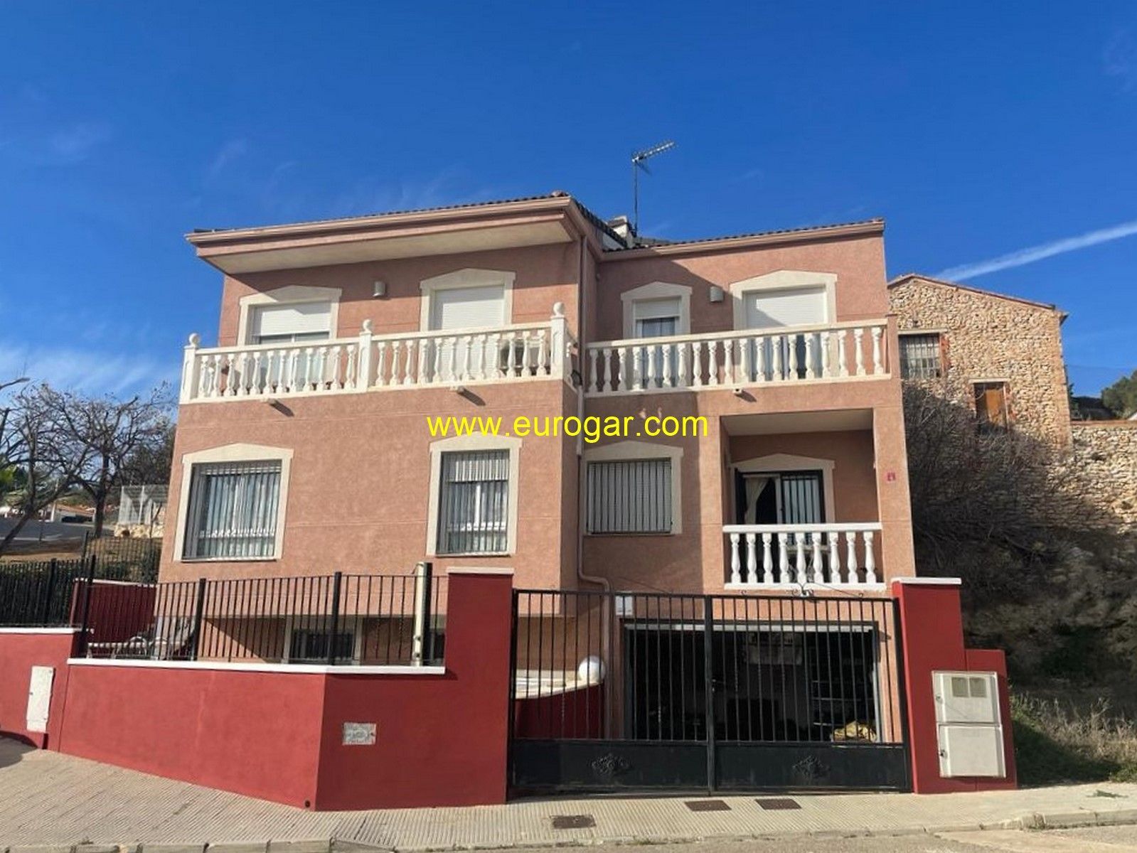Vista exterior de Casa adosada en venda en Godelleta amb Terrassa, Traster i Piscina
