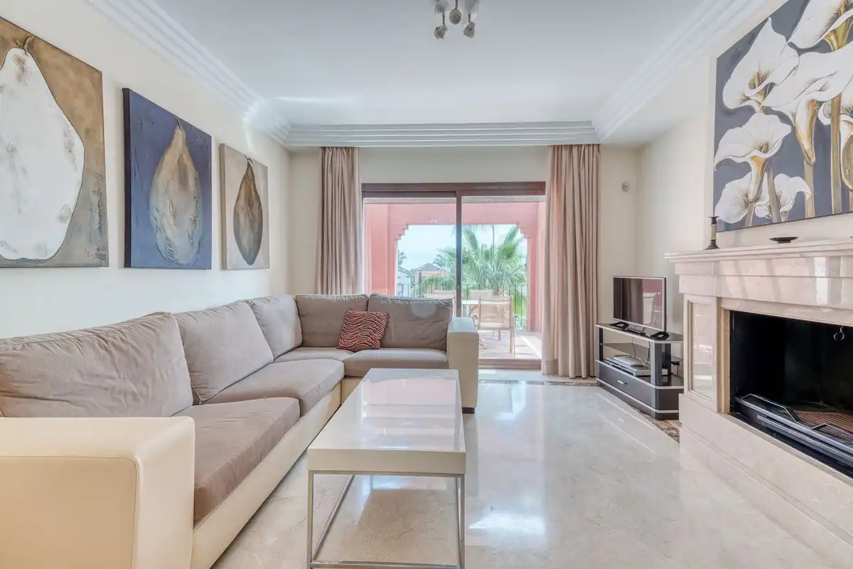 Sala d'estar de Dúplex en venda en Marbella amb Aire condicionat, Terrassa i Traster