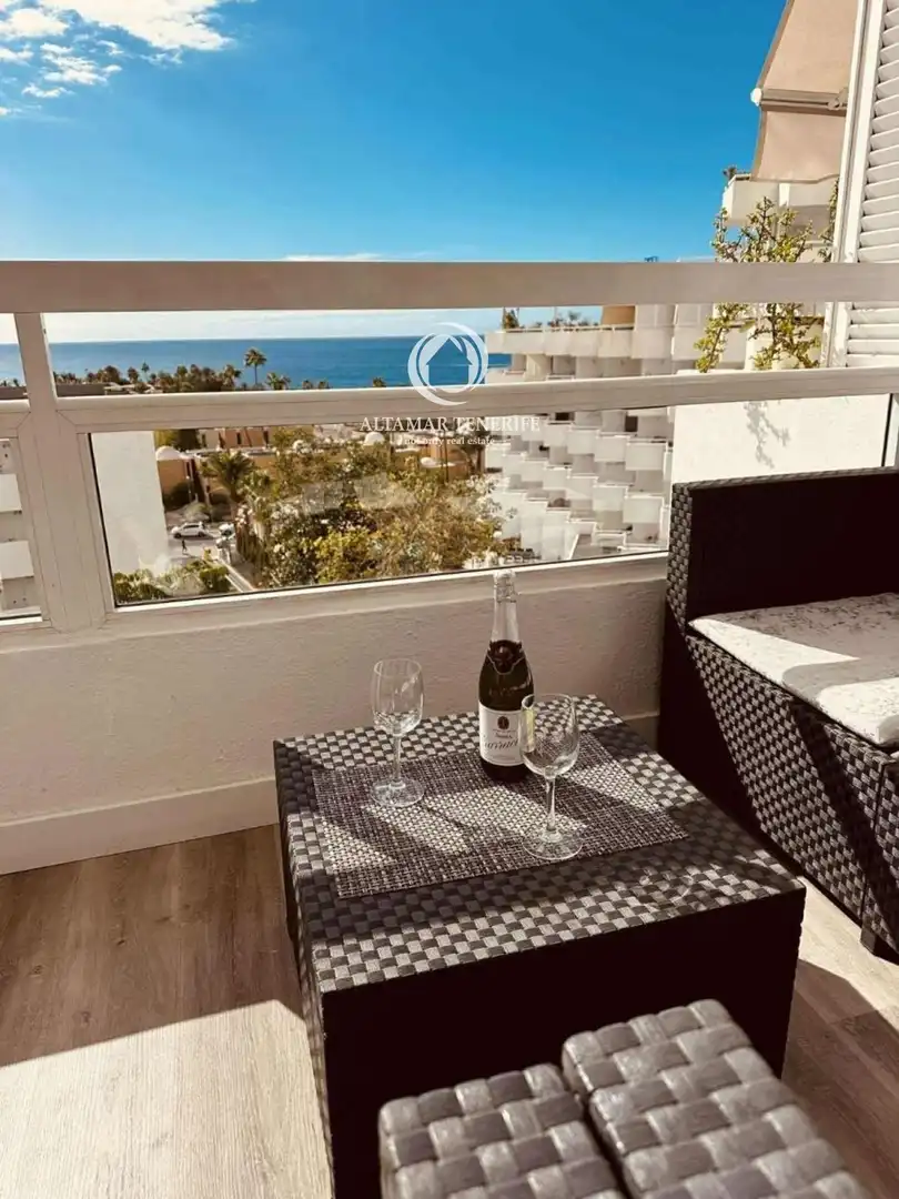 Apartment with pool for sale in C. Venezuela