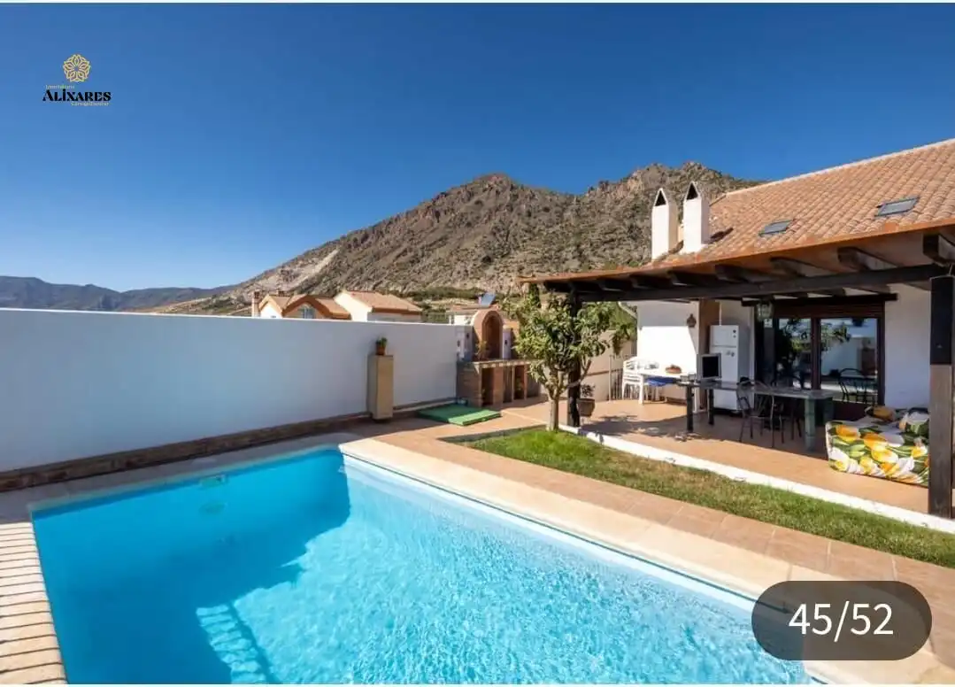 Vista exterior de Casa o xalet en venda en Nigüelas amb Jardí privat i Piscina comunitària