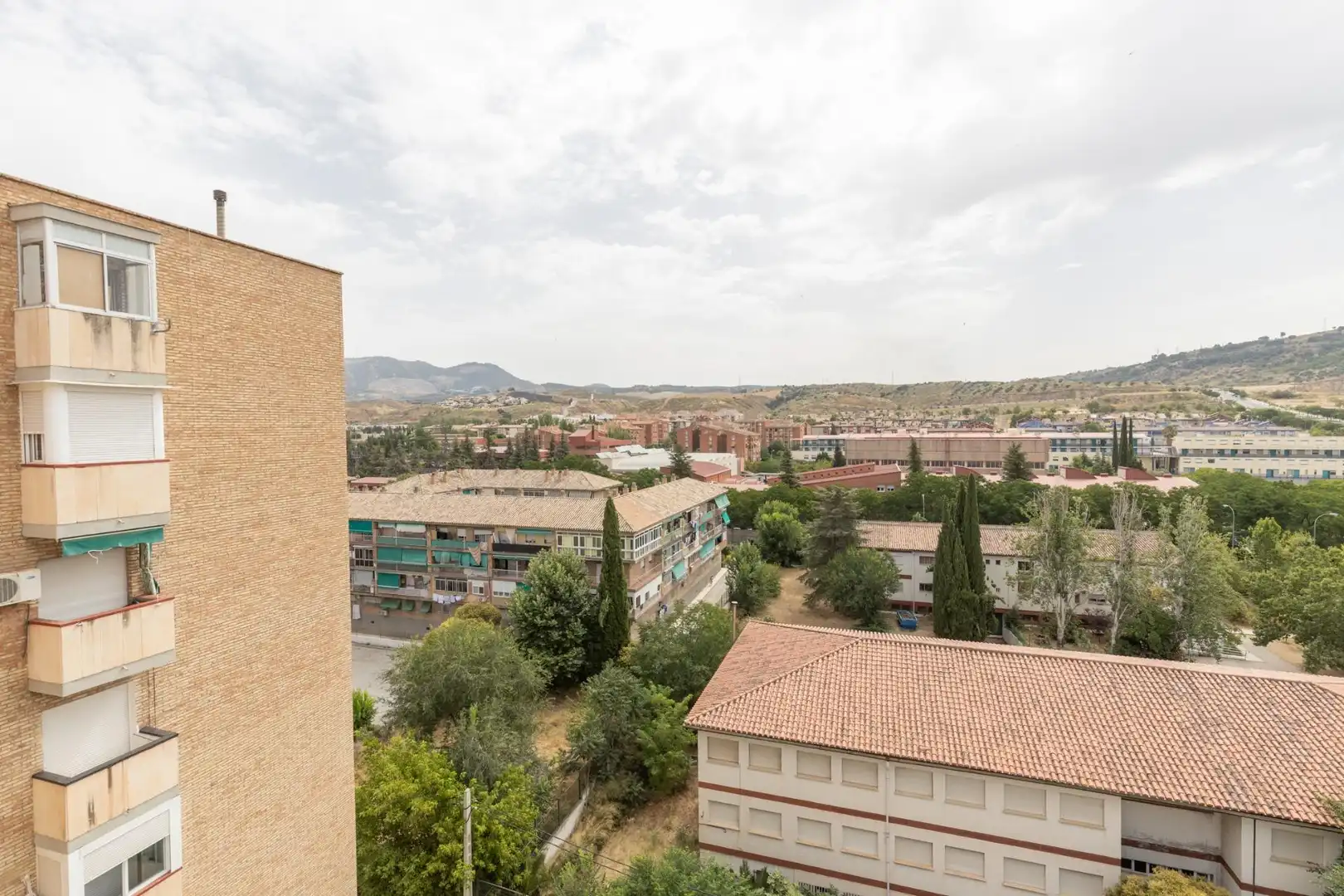 Vista exterior de Piso en venta en Granada con Terraza y Balcón