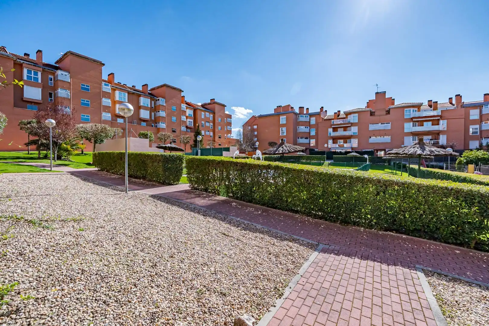 Außenansicht von Wohnung zur Miete in Las Rozas de Madrid mit Klimaanlage, Heizung und Privatgarten