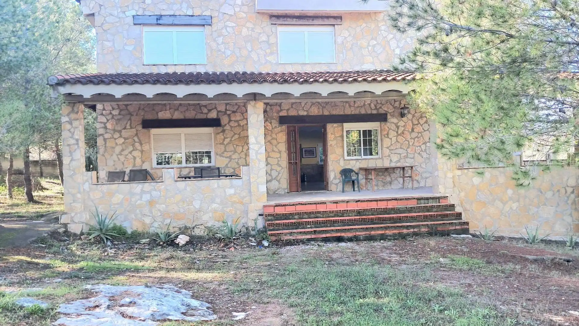 Außenansicht von Haus oder Chalet zum Verkauf in Casinos mit Privatgarten, Terrasse und Abstellraum