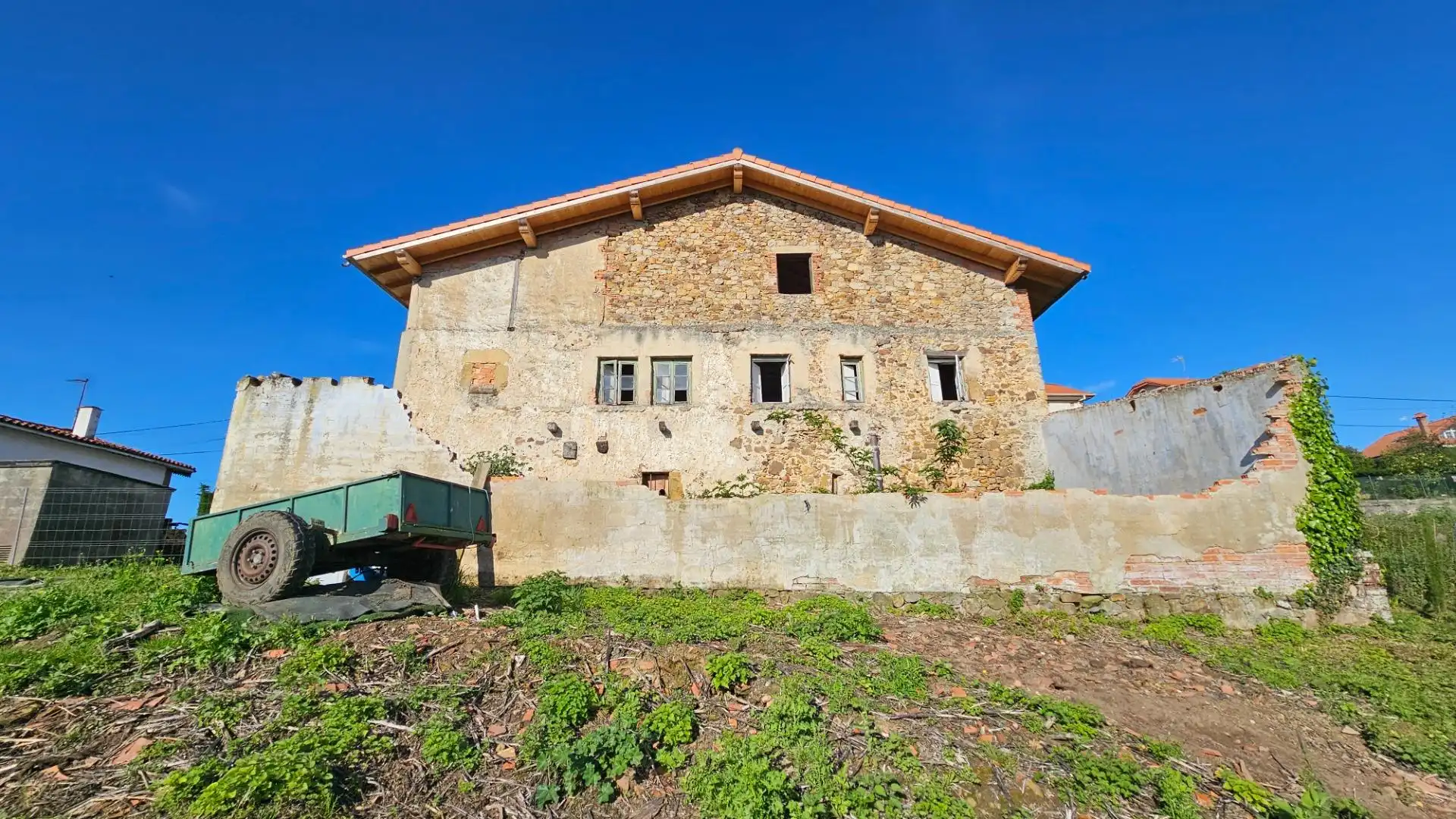 Außenansicht von Haus oder Chalet zum Verkauf in Limpias mit Privatgarten und Balkon
