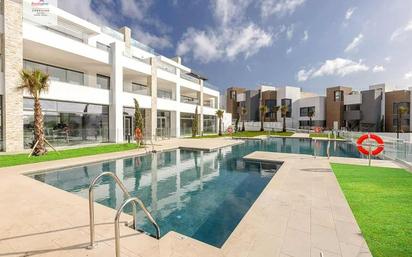 Piscina de Casa adosada en venda en Marbella amb Aire condicionat, Calefacció i Jardí privat