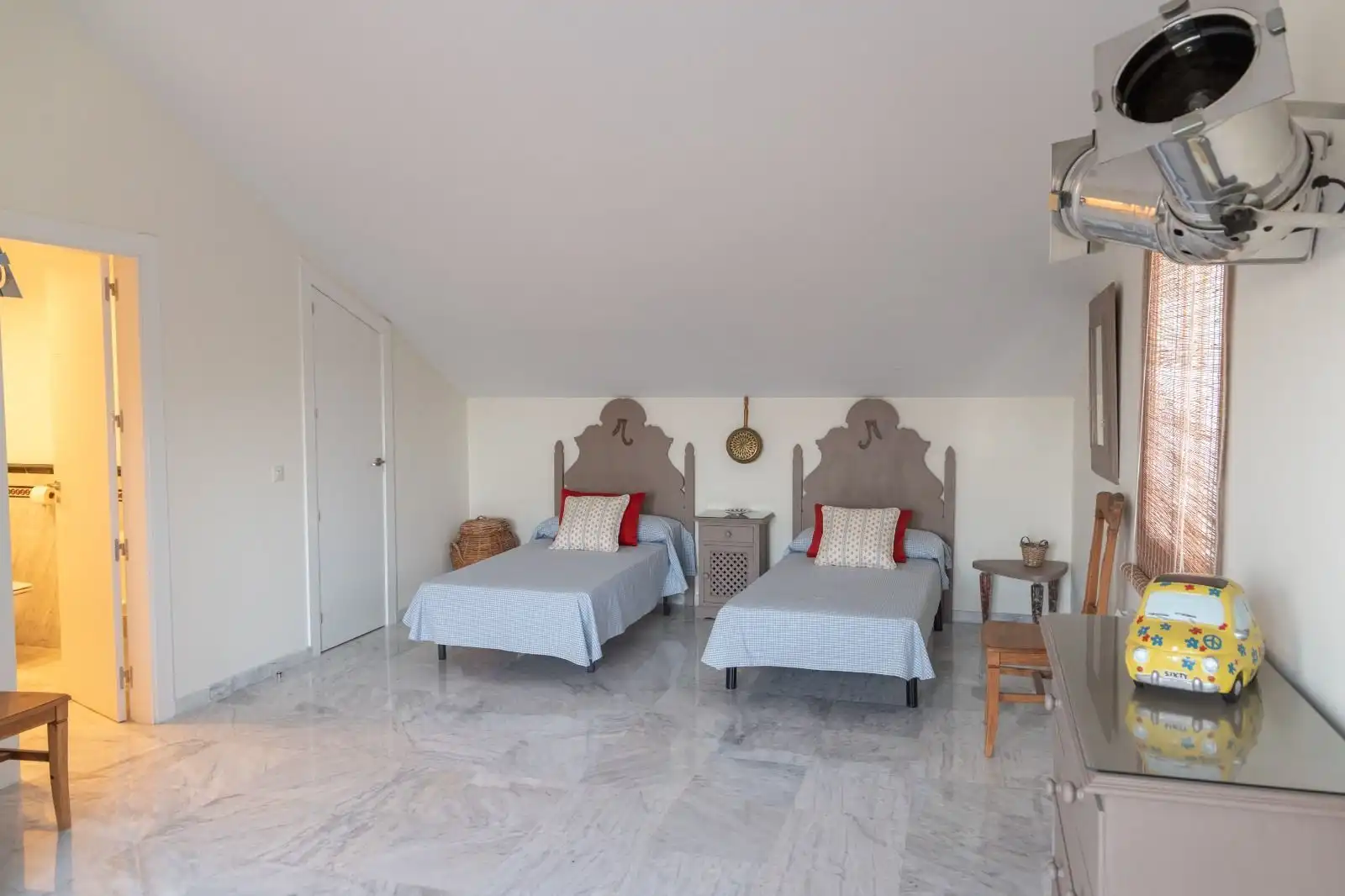 Dormitori de Casa adosada en venda en Marbella amb Aire condicionat, Jardí privat i Moblat