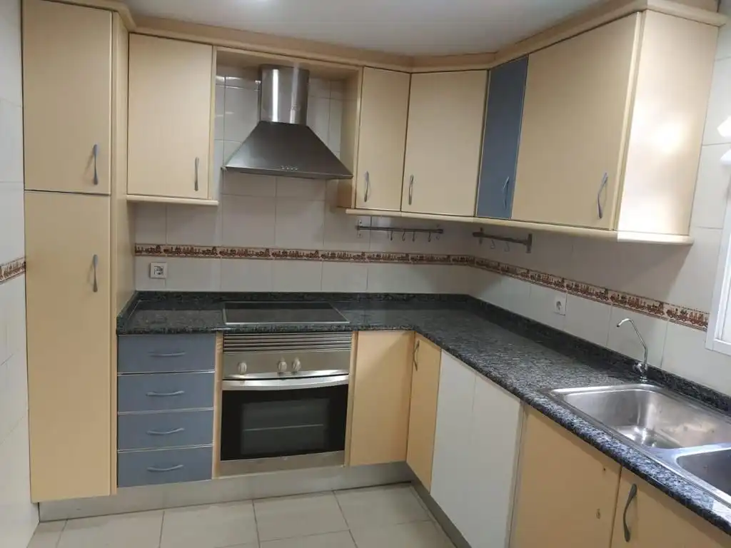 Flat for rent in Carrer de Pere Cabanes, 56, Torrefiel