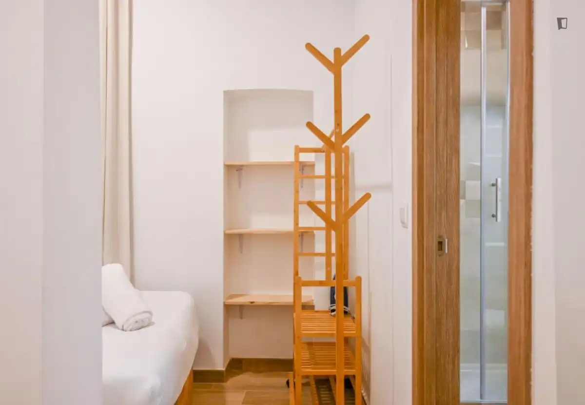 Dormitori de Apartament de lloguer en Madrid amb Aire condicionat, Moblat i Rentadora