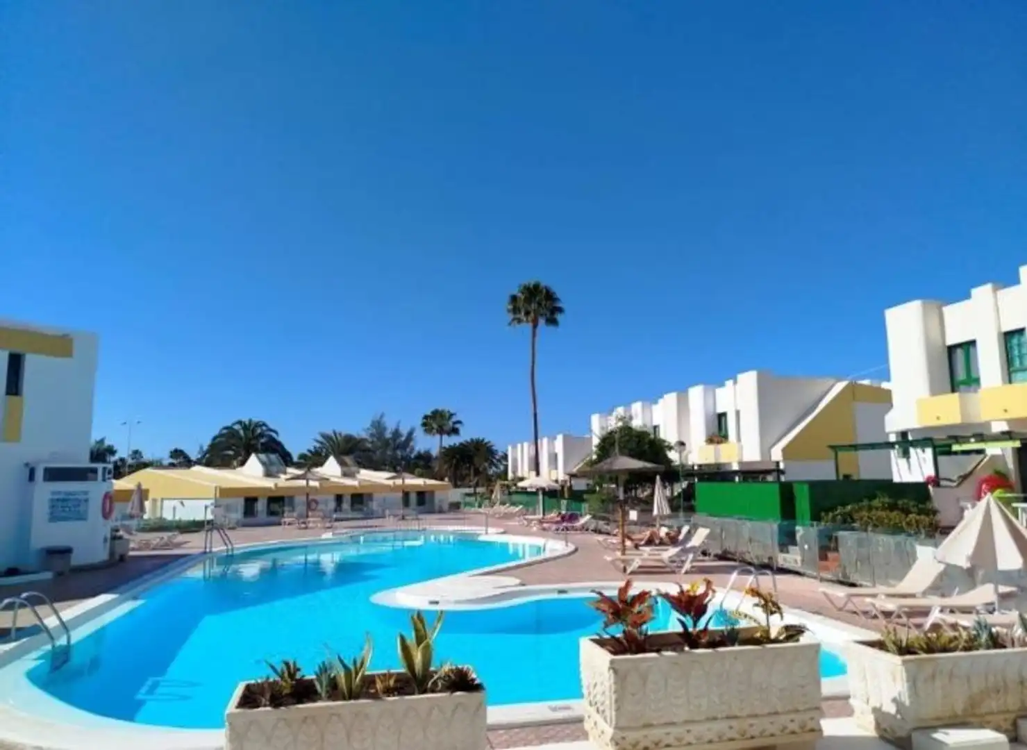 Vista exterior de Casa o xalet de lloguer en San Bartolomé de Tirajana amb Aire condicionat, Jardí privat i Terrassa