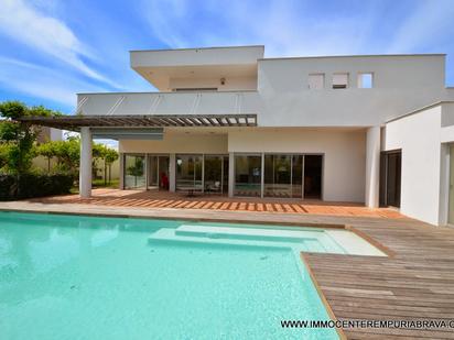 Exterior view of House or chalet for sale in Empuriabrava  with Air Conditioner, Terrace and Swimming Pool