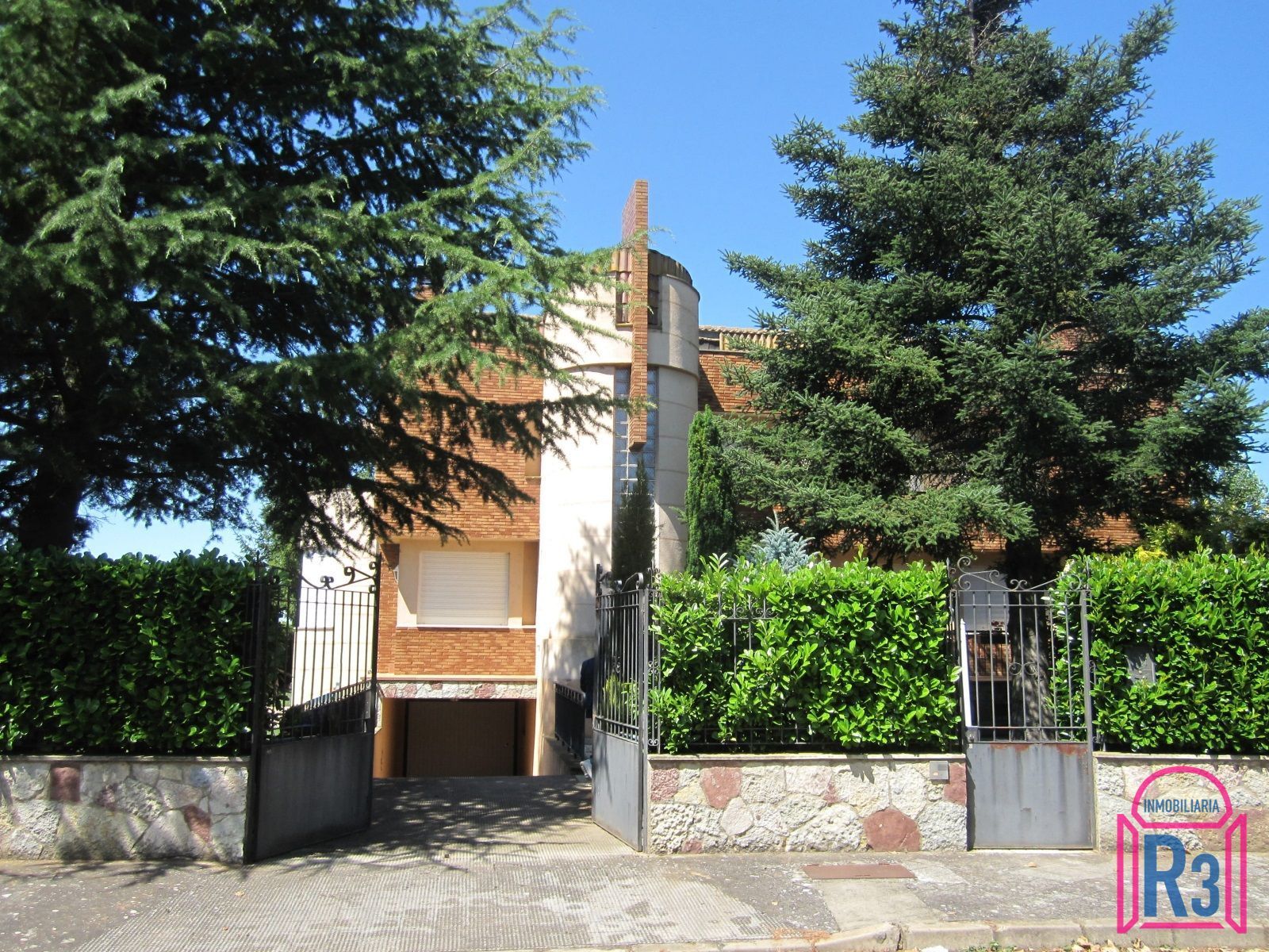 Vista exterior de Casa o xalet en venda en Mansilla de las Mulas amb Calefacció i Traster