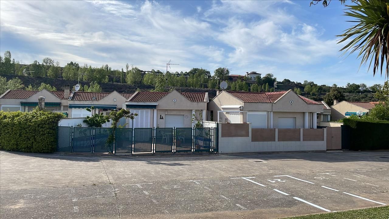 Vista exterior de Casa o xalet en venda en Nalda amb Jardí privat i Piscina