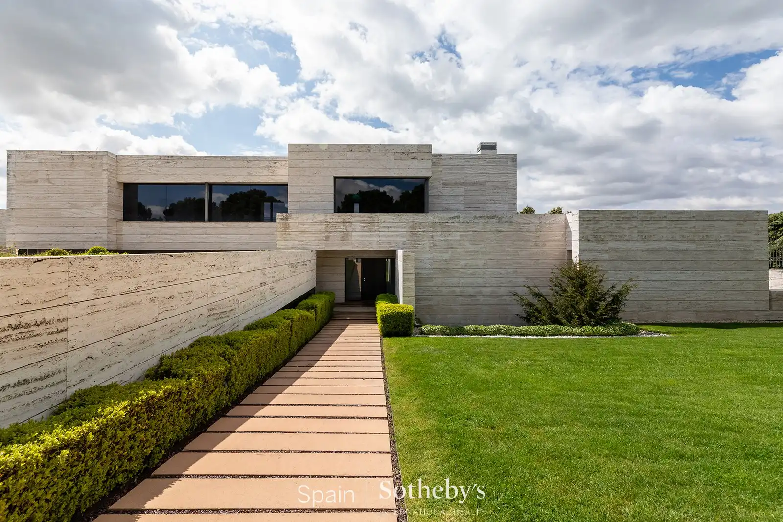 Vista exterior de Casa o xalet de lloguer en Pozuelo de Alarcón amb Aire condicionat, Jardí privat i Terrassa
