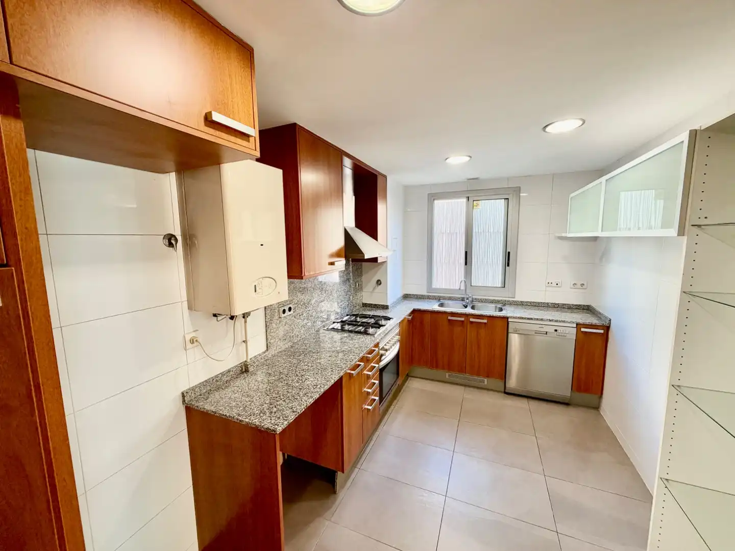 Kitchen of Flat for rent in  Barcelona Capital  with Air Conditioner, Terrace and Balcony