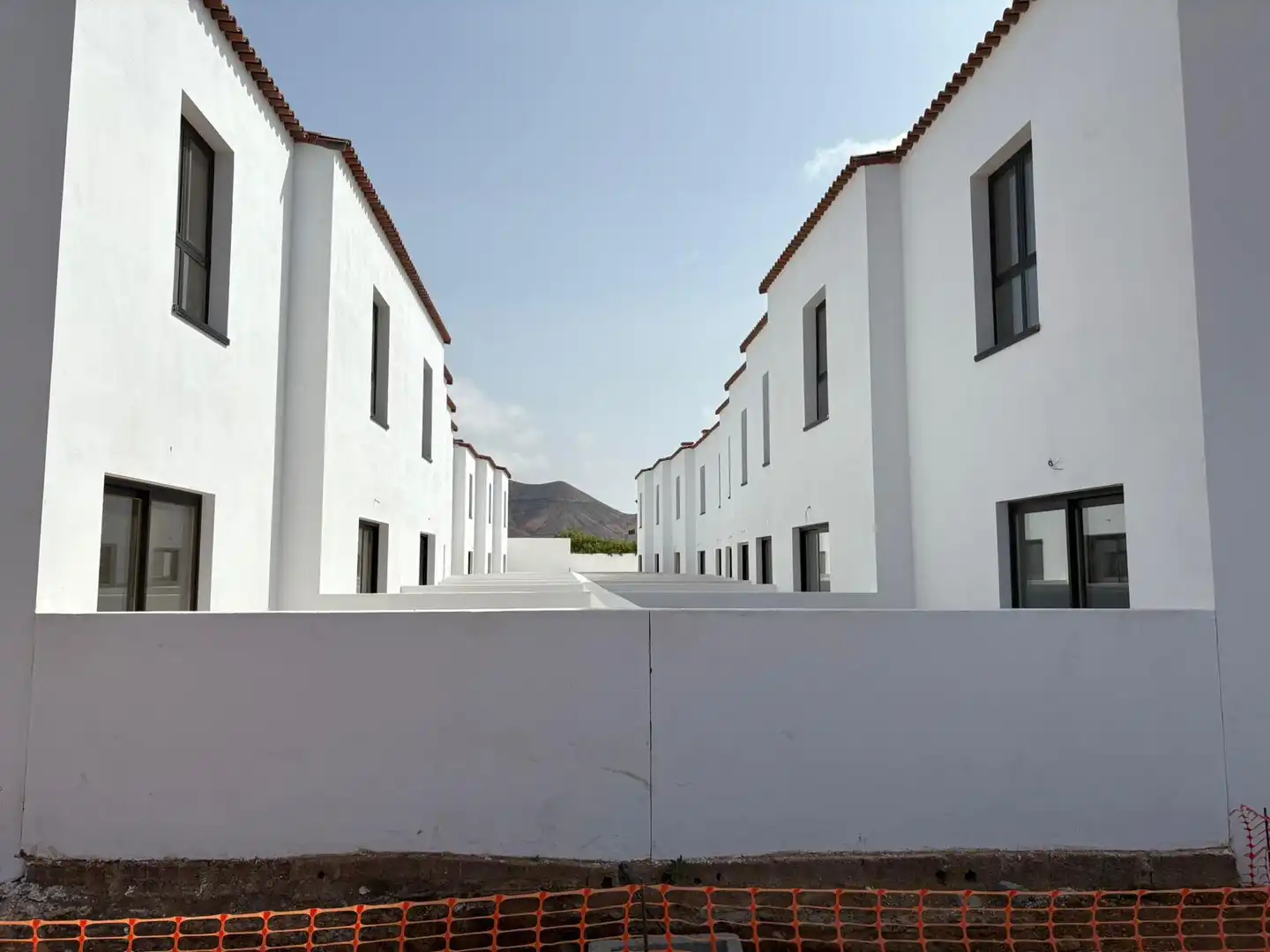 Vista exterior de Casa adosada en venda en La Oliva amb Jardí privat