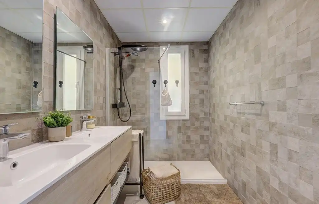 Baño de Apartamento en venta en Benalmádena con Aire acondicionado, Calefacción y Jardín privado