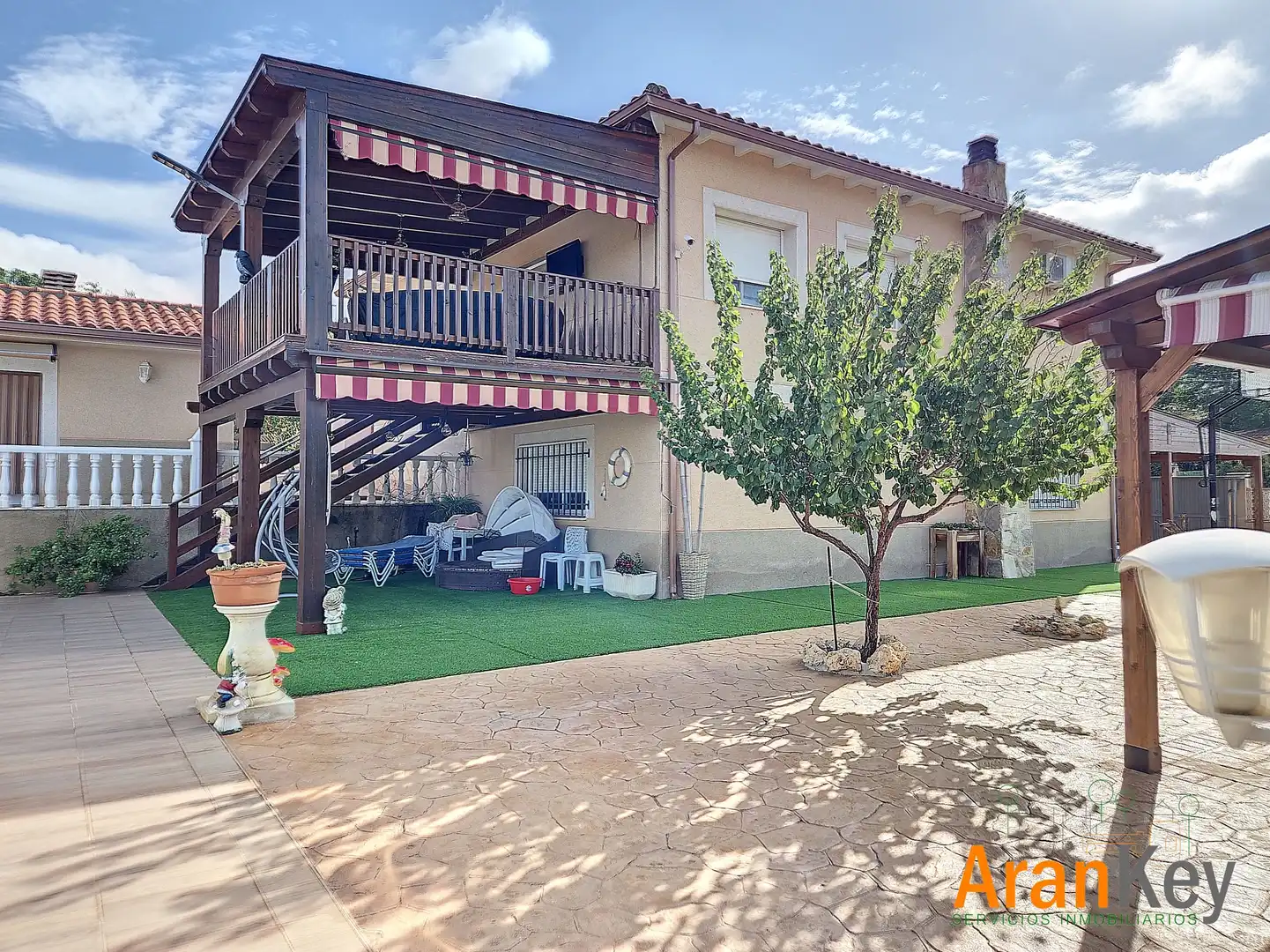 Vista exterior de Casa o xalet en venda en Colmenar de Oreja amb Aire condicionat, Calefacció i Jardí privat