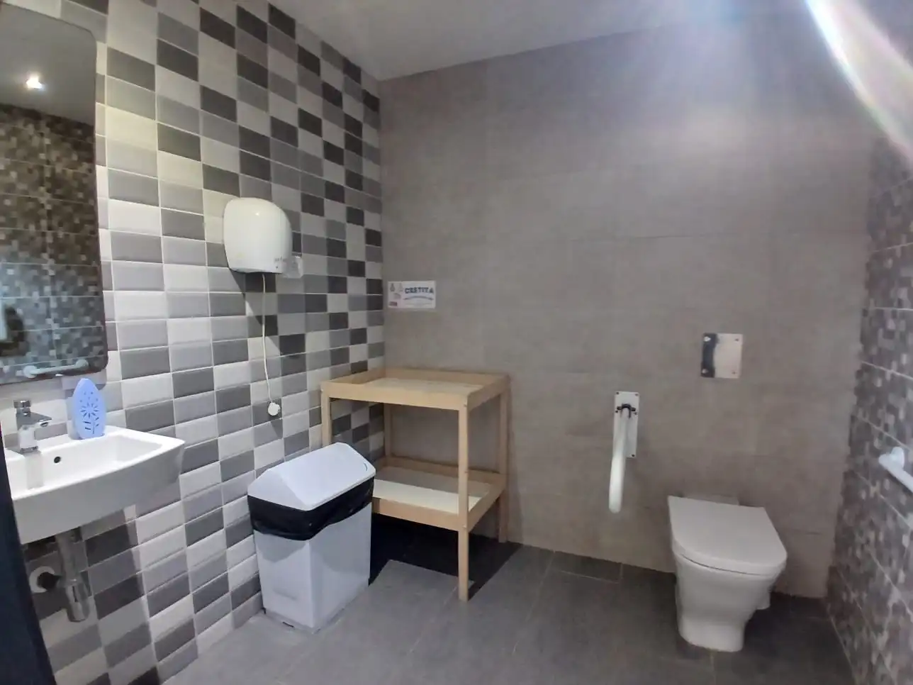 Badezimmer von Geschaftsraum zur Miete in Sant Antoni de Vilamajor mit Klimaanlage, Heizung und Möbliert