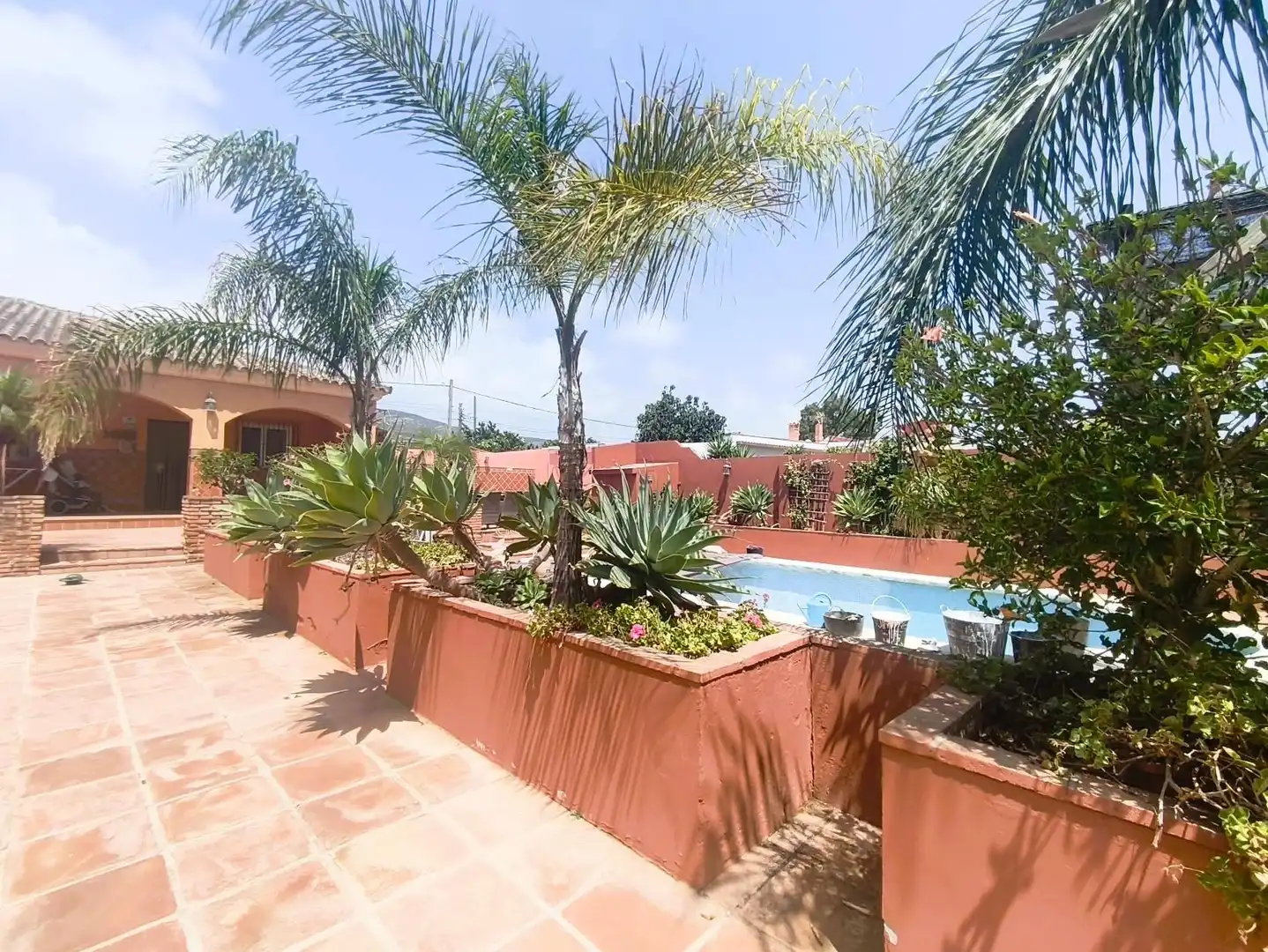 Vista exterior de Casa o xalet en venda en La Línea de la Concepción amb Jardí privat i Piscina