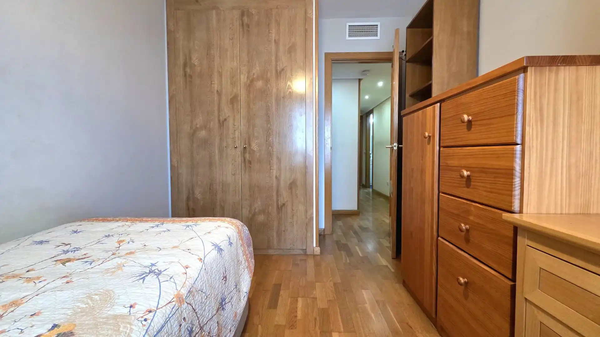 Schlafzimmer von Dachboden zum Verkauf in Fuenlabrada mit Klimaanlage, Heizung und Privatgarten
