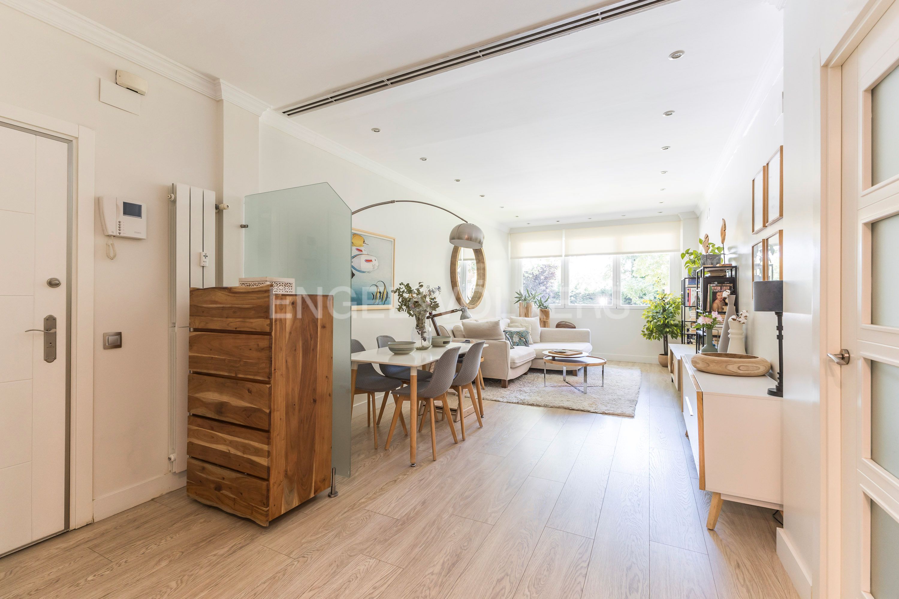Sala d'estar de Apartament en venda en  Madrid Capital amb Aire condicionat, Calefacció i Jardí privat
