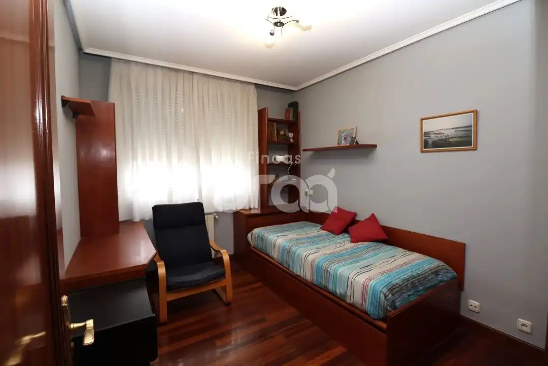 Dormitori de Casa adosada en venda en Abanto y Ciérvana-Abanto Zierbena amb Calefacció, Jardí privat i Terrassa