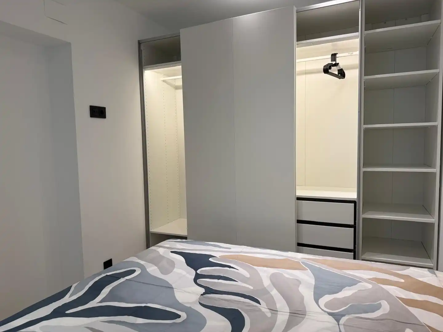 Habitación de Apartamento de alquiler en Madrid con Aire acondicionado, Calefacción y Trastero