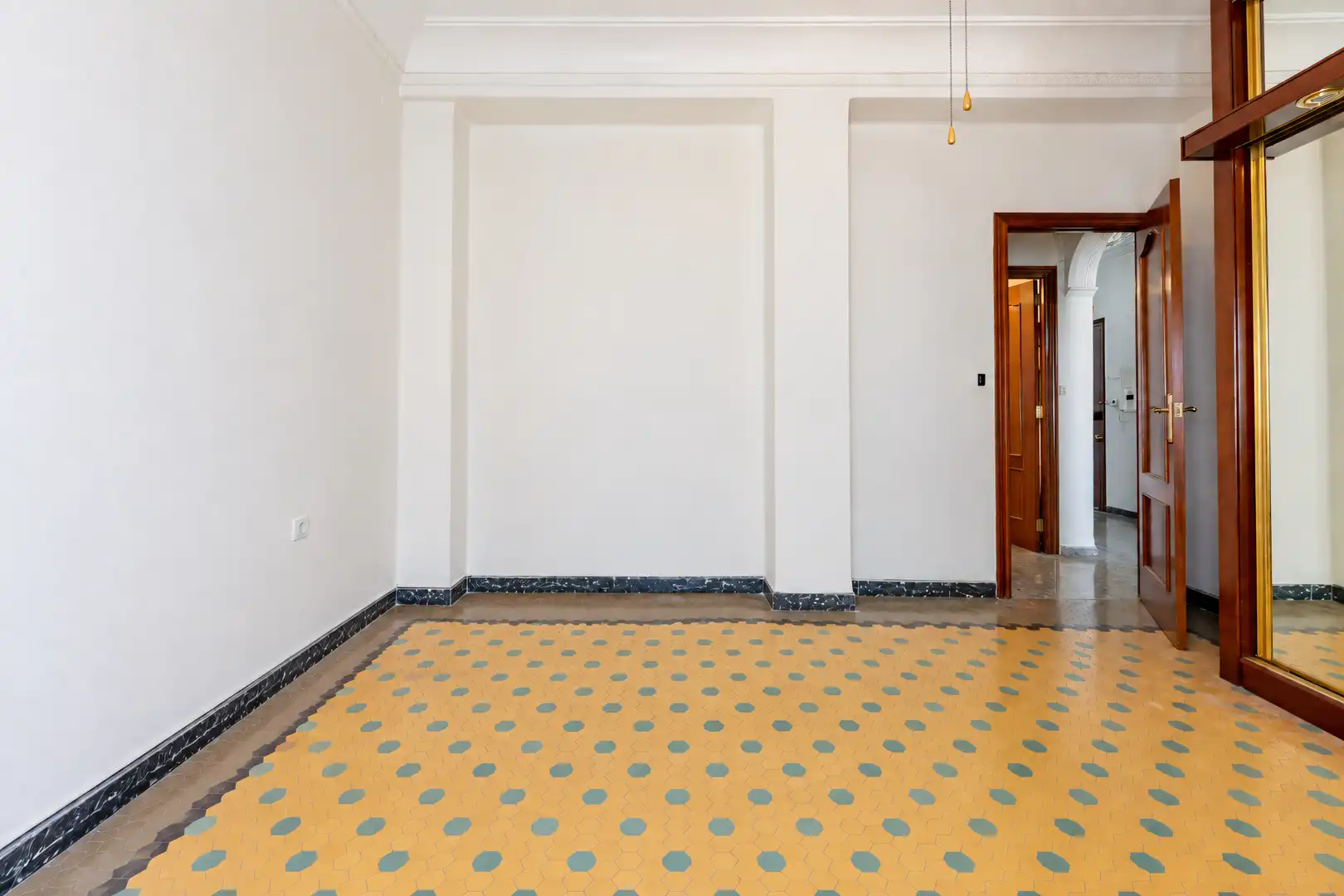 Flat with terrace for sale in Extramurs, imagen 2