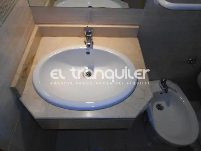 Bathroom of Flat for rent in Madrid  with Air Conditioner, Parquet flooring and Swimming Pool