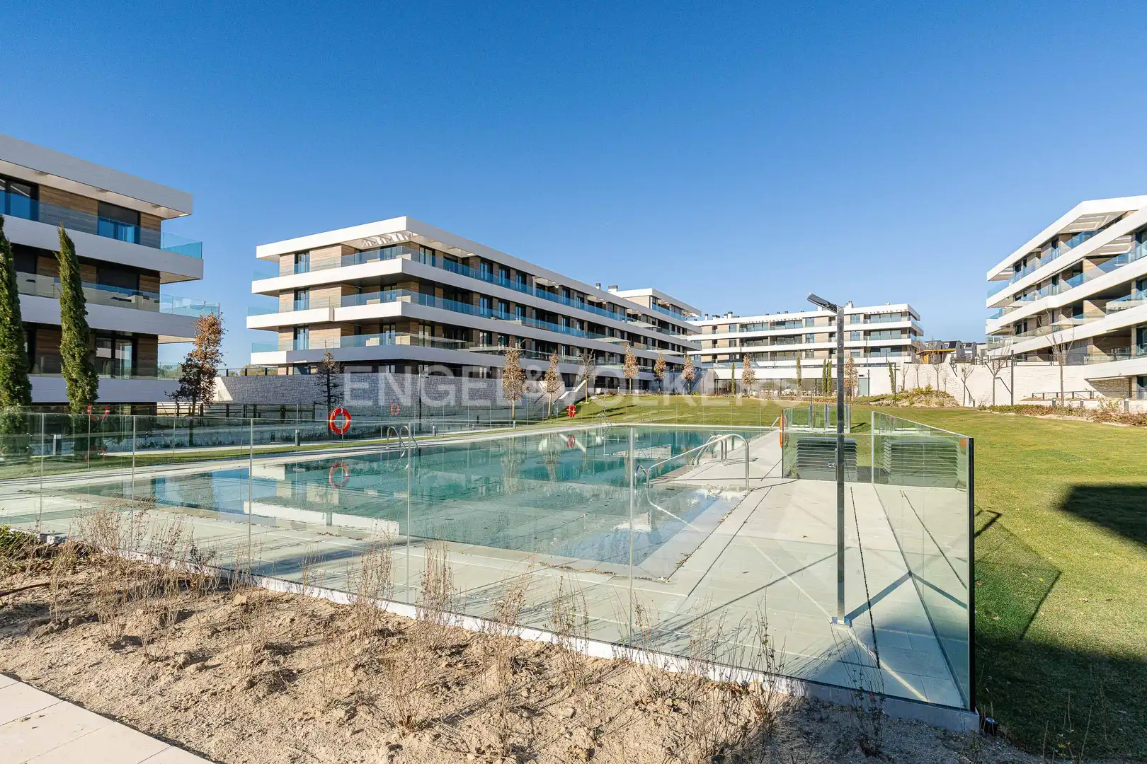 Außenansicht von Wohnung zur Miete in La Moraleja mit Klimaanlage, Heizung und Privatgarten