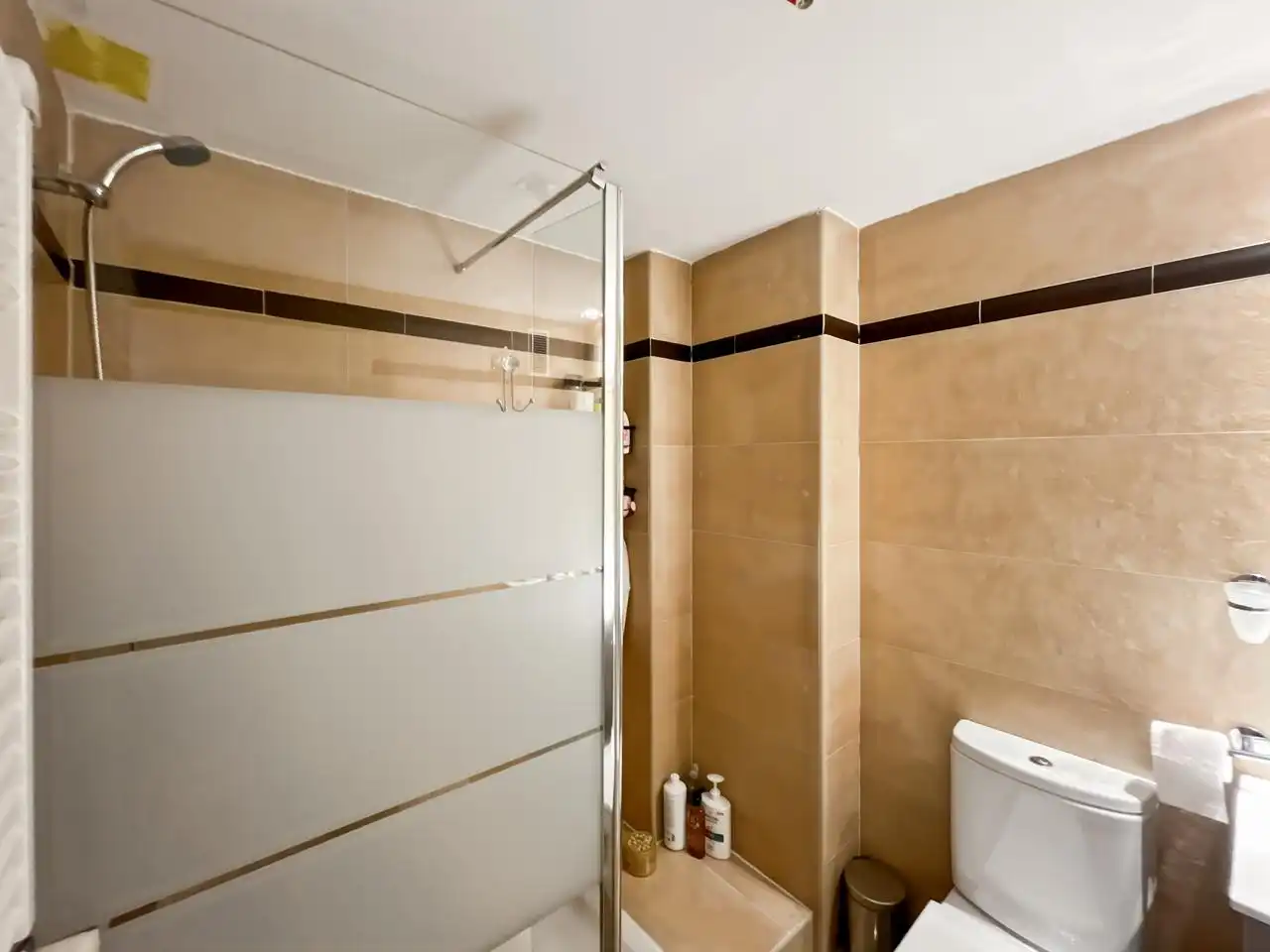 Bathroom of Flat for sale in Madrid  with Air Conditioner, Heating and Storage room