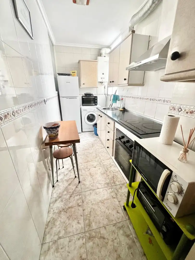 Cuina de Pis de lloguer en Málaga amb Aire condicionat i Moblat