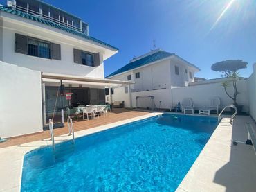 Villa con balcone in affitto a Urbasur