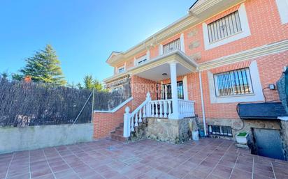 Exterior view of Single-family semi-detached for sale in Arroyomolinos (Madrid)  with Heating, Private garden and Community pool