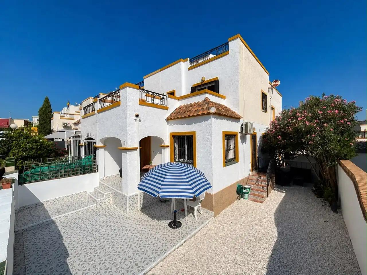 Casa aparellada amb terrassa en venda a Orihuela Costa