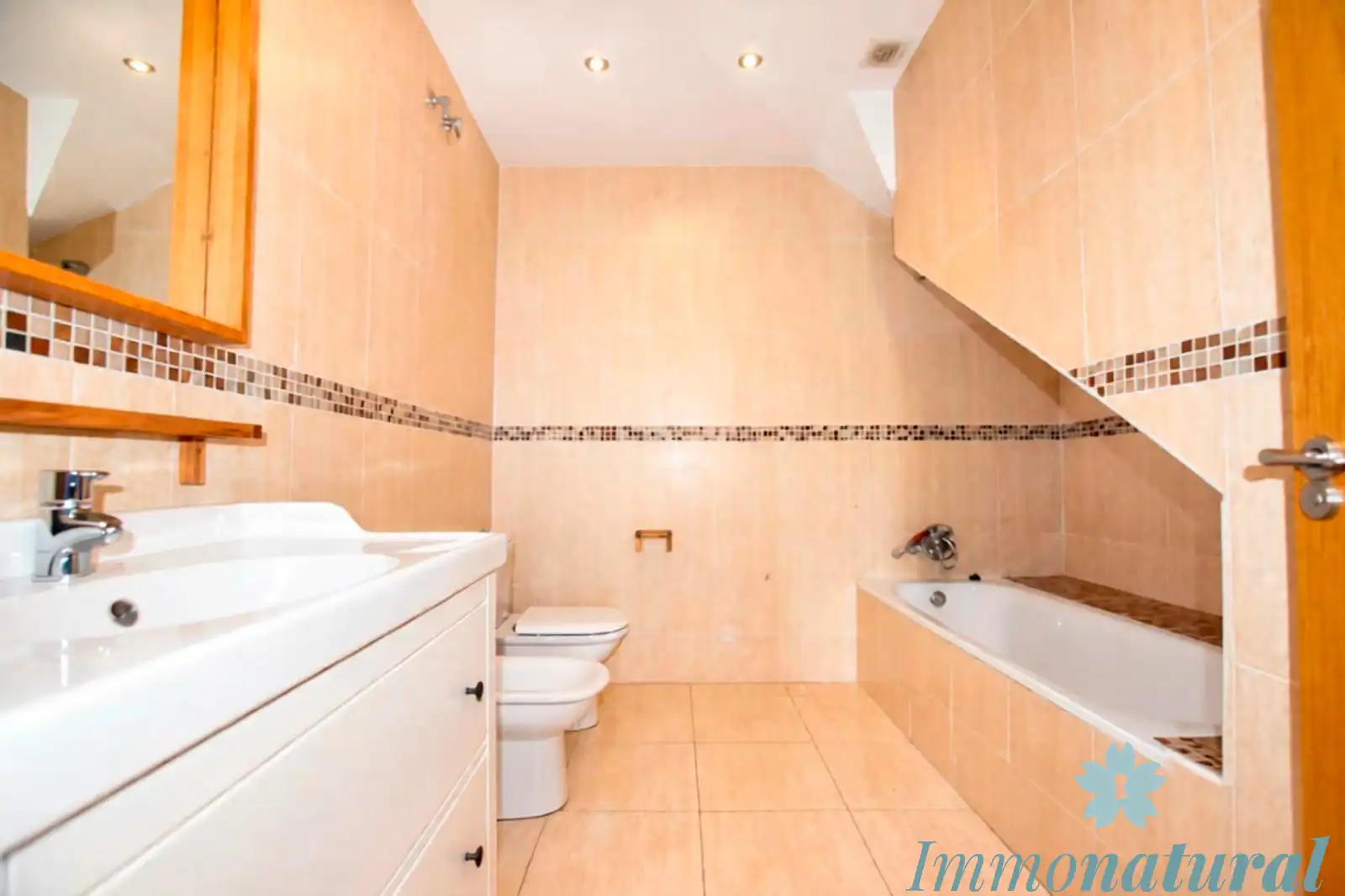 Baño de Casa adosada en venta en Torrelles de Llobregat con Aire acondicionado, Calefacción y Jardín privado
