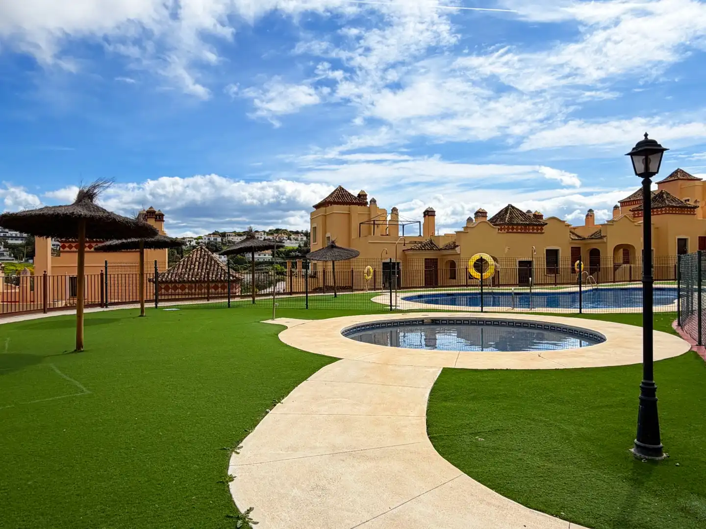 Schwimmbecken von Wohnung zum Verkauf in Estepona mit Klimaanlage, Terrasse und Abstellraum