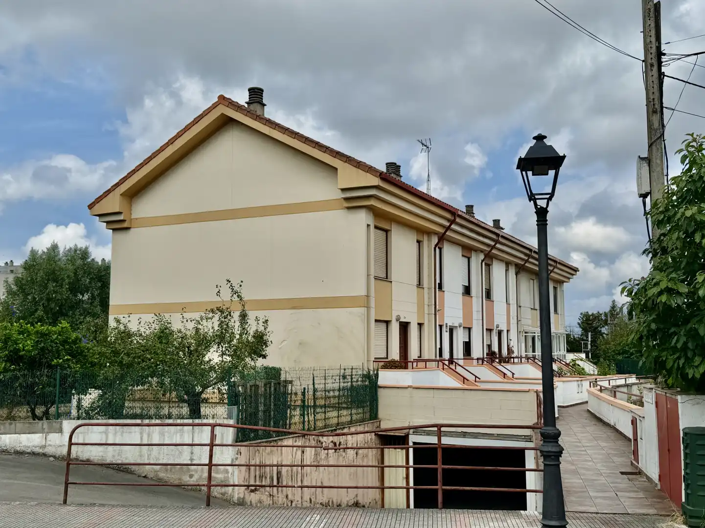 Außenansicht von Einfamilien-Reihenhaus zum Verkauf in Camargo mit Heizung, Privatgarten und Terrasse
