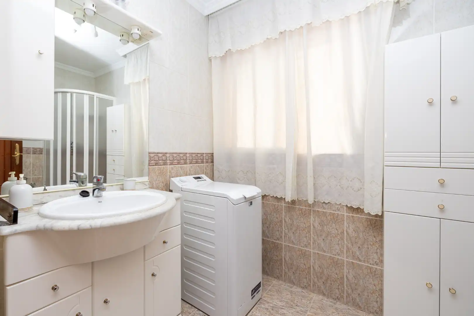 Baño de Piso de alquiler en Granada con Aire acondicionado, Calefacción y Terraza