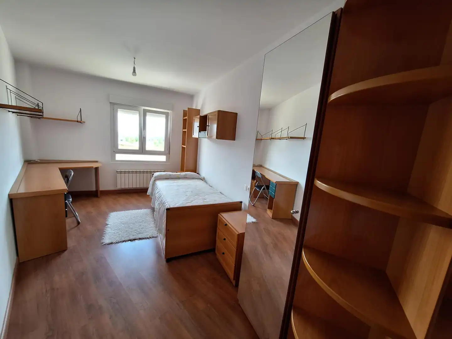 Bedroom of Flat for share in León Capital   with Heating, Parquet flooring and Storage room