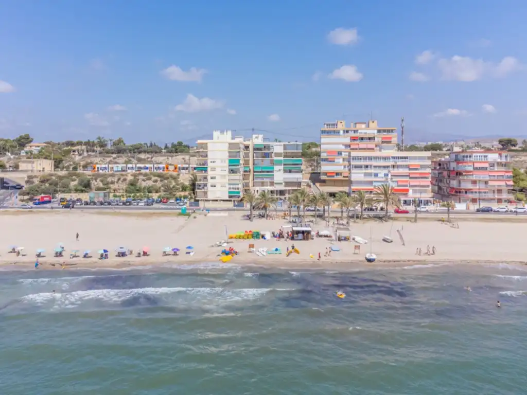 Vista exterior de Apartamento en venta en El Campello con Aire acondicionado, Terraza y Amueblado