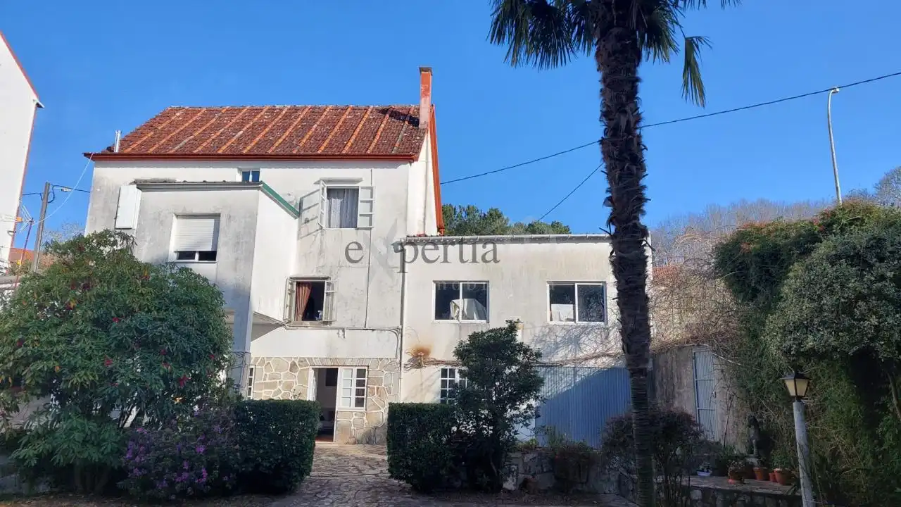 Vista exterior de Casa o xalet en venda en Rianxo amb Calefacció, Jardí privat i Traster