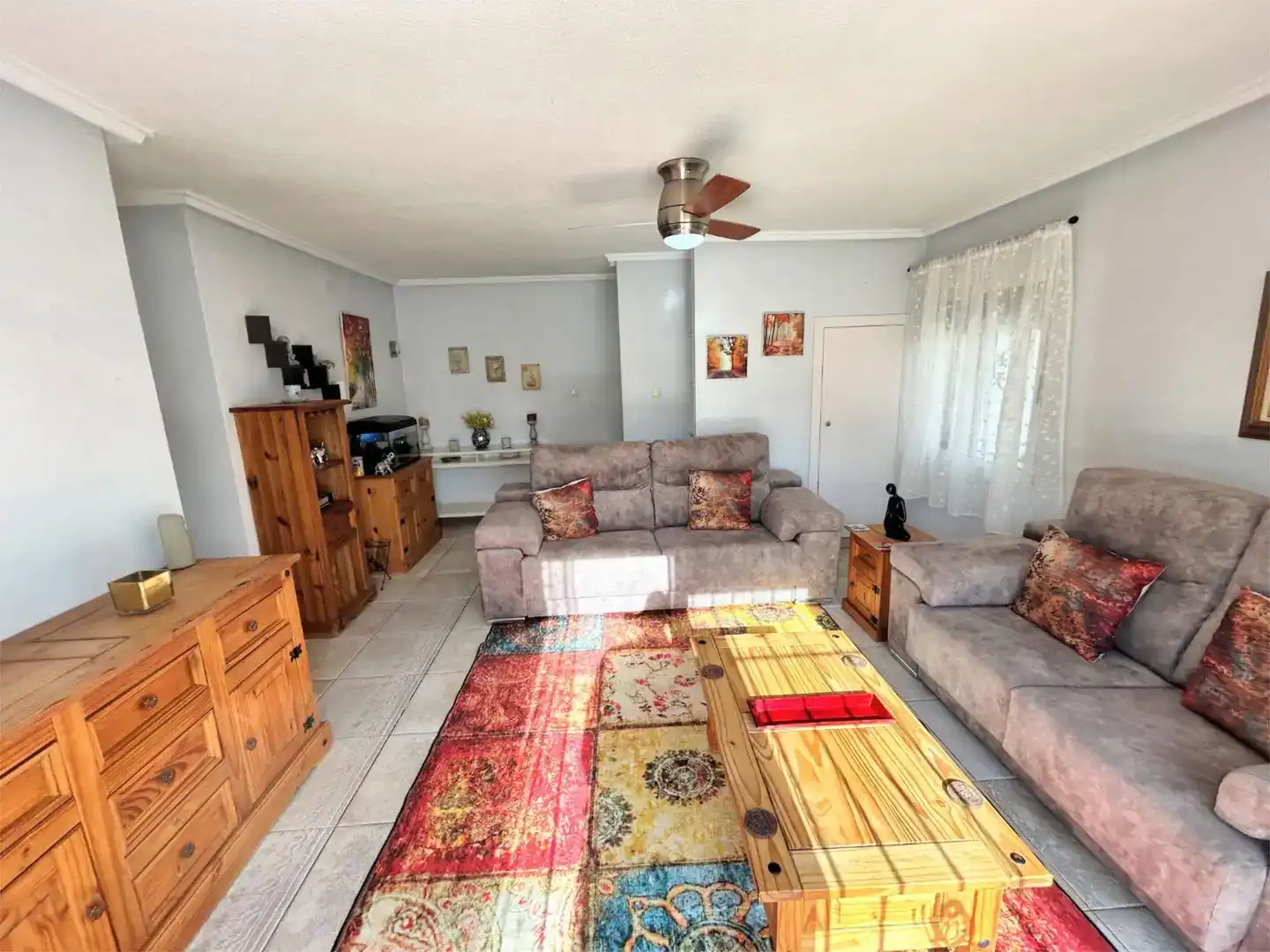 Sala d'estar de Casa adosada en venda en Orihuela amb Aire condicionat, Jardí privat i Piscina