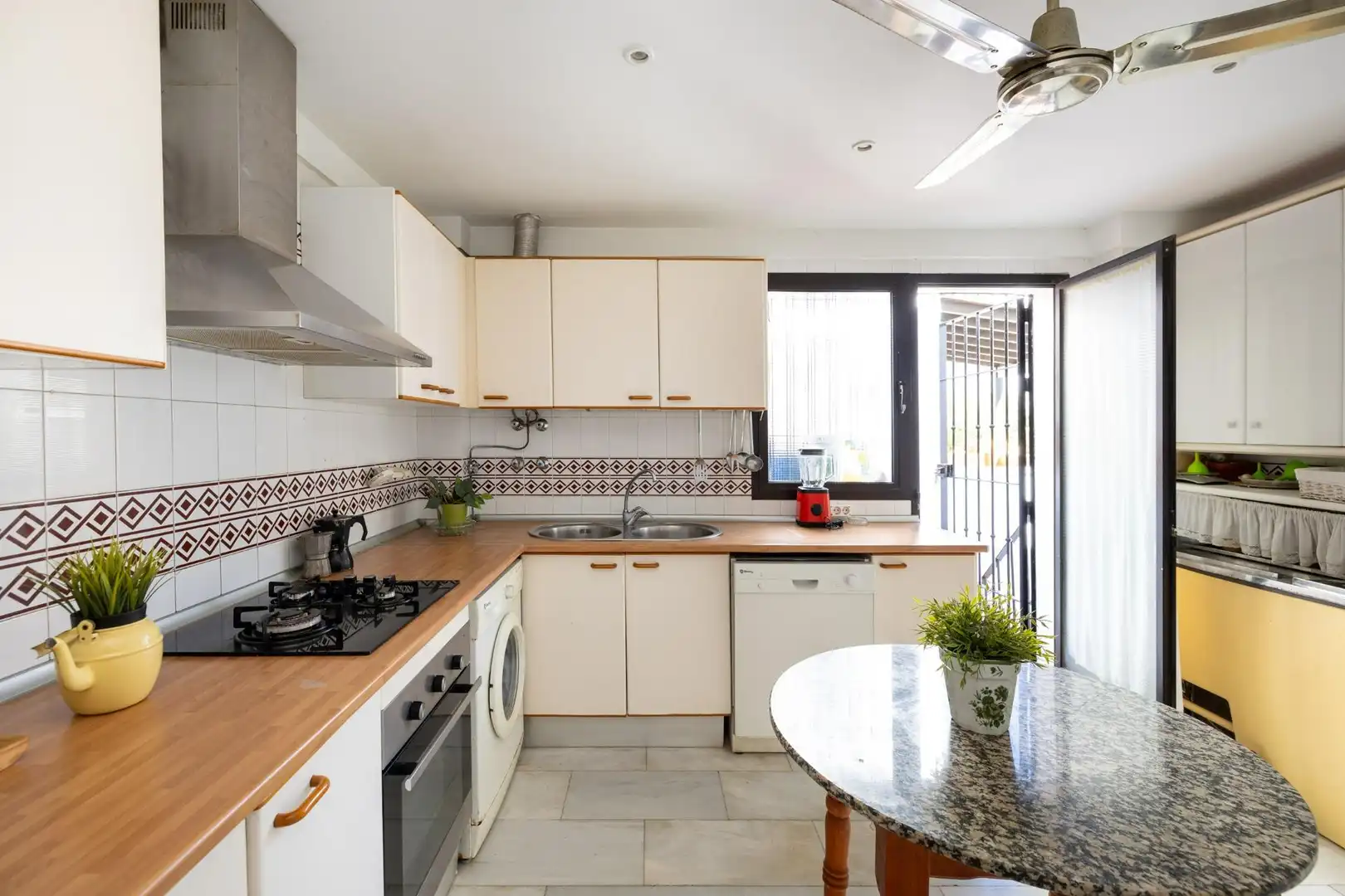 Küche von Einfamilien-Reihenhaus zum Verkauf in Motril mit Klimaanlage, Möbliert und Balkon